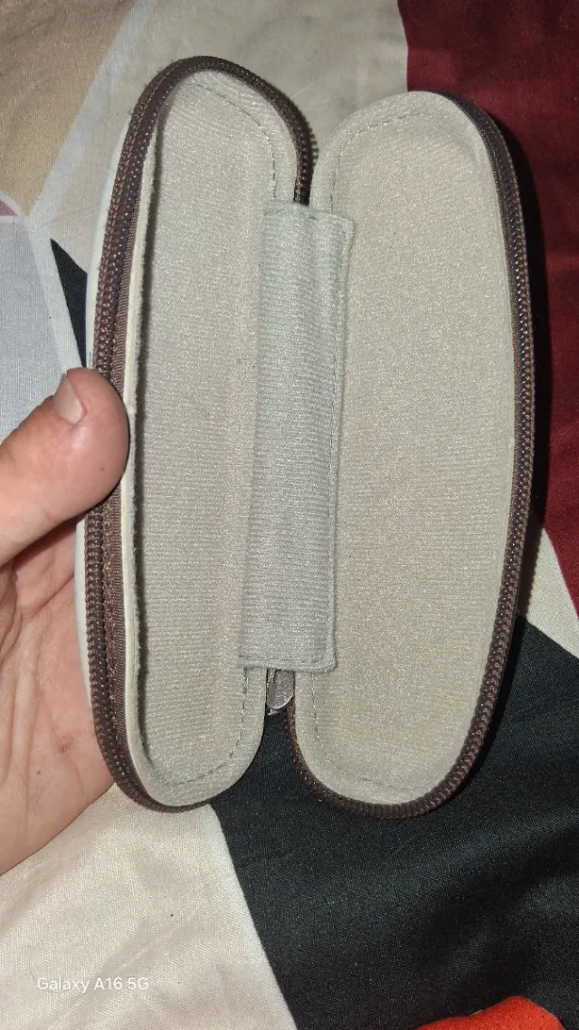 Funda de gafas Vogue blanca y marrón