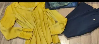 Camisa amarilla y pantalón negro