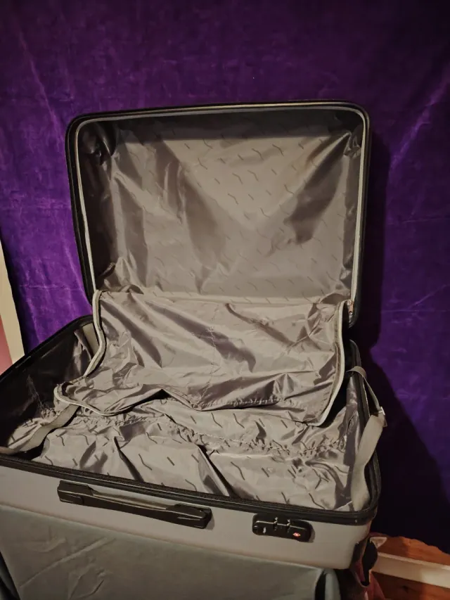 Maleta gris con ruedas y candado