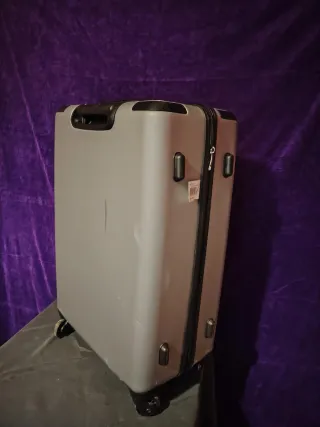 Maleta gris con ruedas y candado