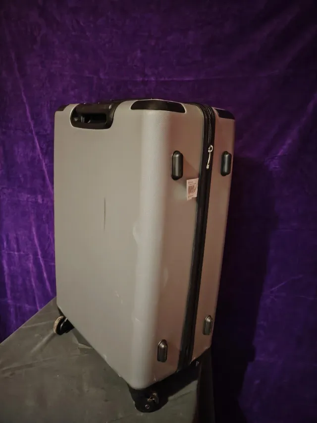 Maleta gris con ruedas y candado