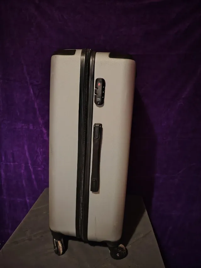 Maleta gris con ruedas y candado