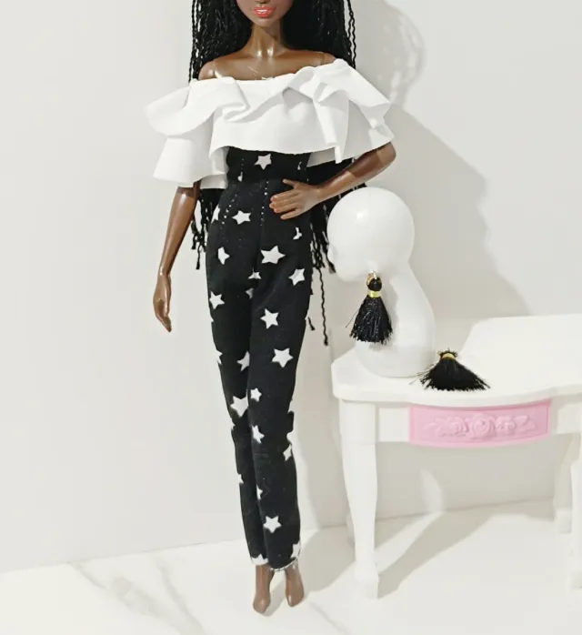 Mono Barbie estrellas blanco y negro. Pendientes