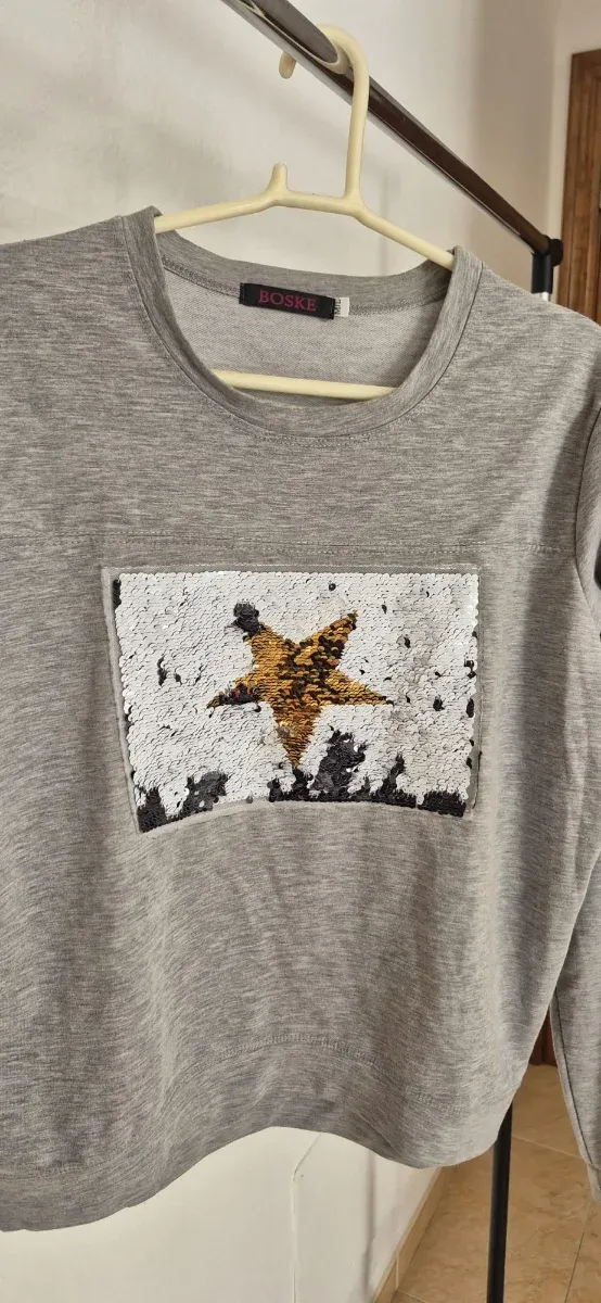 Jersey deportivo gris con estrella lentejuelas