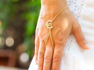 manita oro 18k con piedra con circonita