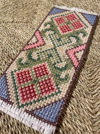 Tappeto punto croce per casa delle bambole