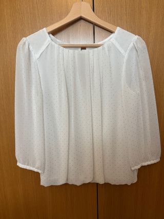 Camisa blanca rota con topos dorados