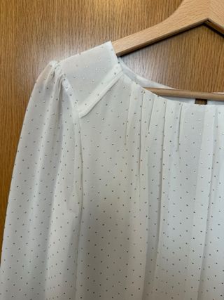 Camisa blanca rota con topos dorados
