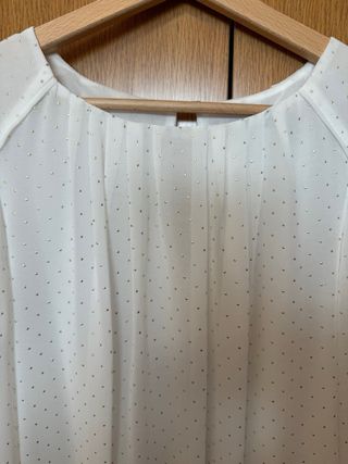 Camisa blanca rota con topos dorados