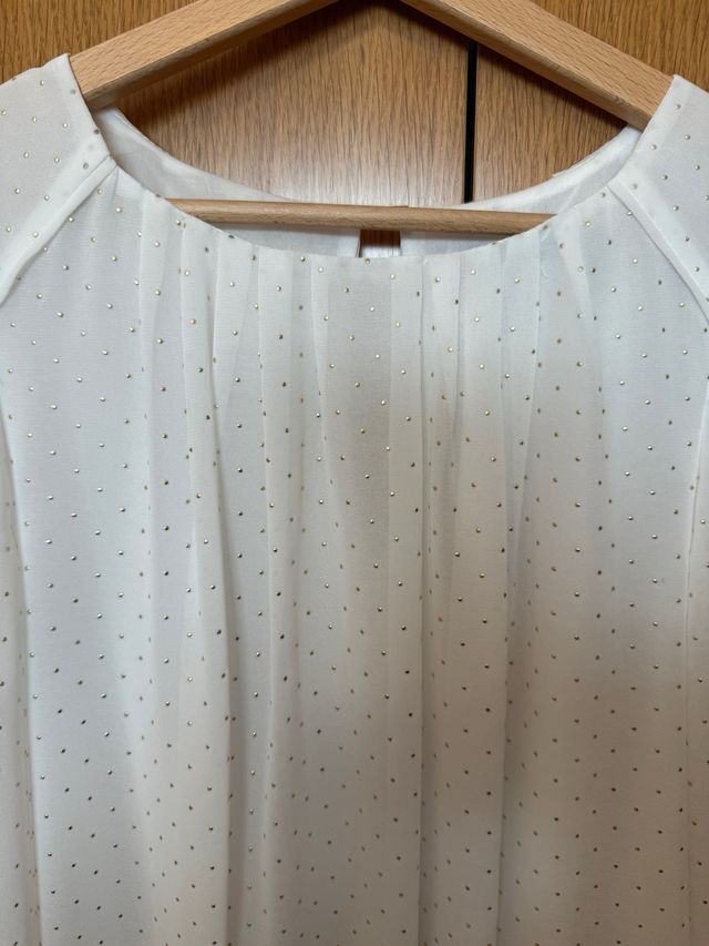 Camisa blanca rota con topos dorados