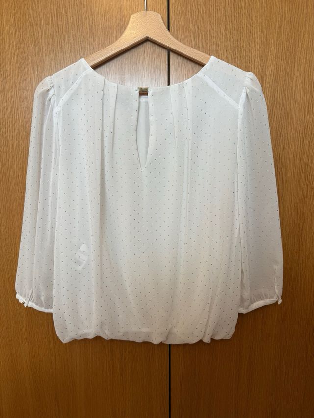 Camisa blanca rota con topos dorados