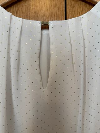 Camisa blanca rota con topos dorados