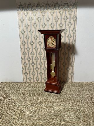 Orologio a pendolo per casa delle bambole