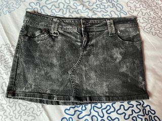 Falda vaquera negra desgastada