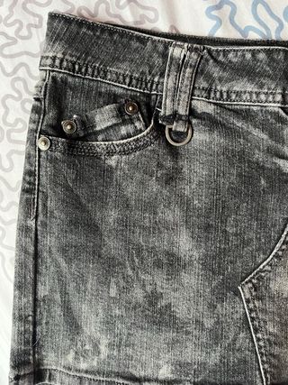 Falda vaquera negra desgastada