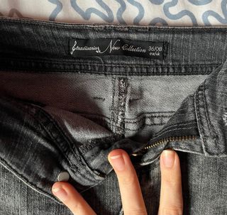 Falda vaquera negra desgastada