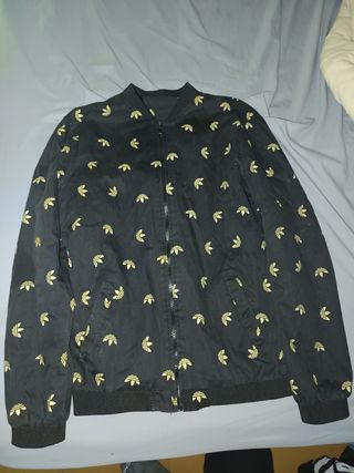 Chaqueta Adidas Negra con Logo Dorado