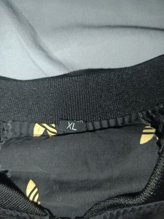 Chaqueta Adidas Negra con Logo Dorado