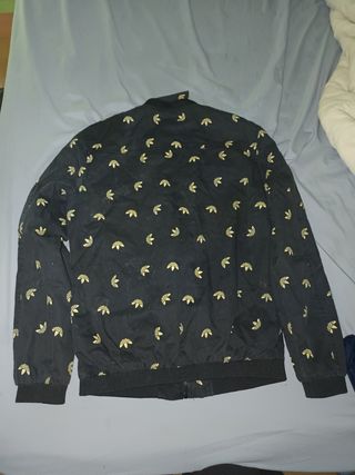 Chaqueta Adidas Negra con Logo Dorado