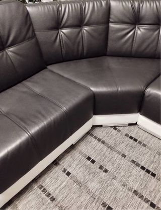Sofá modular em pele sintética preto e branco