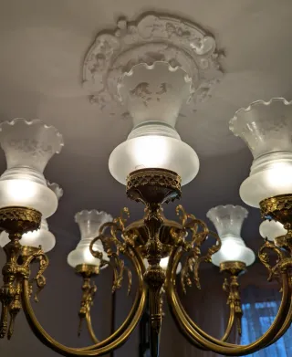 Lámpara de araña dorada con tulipas