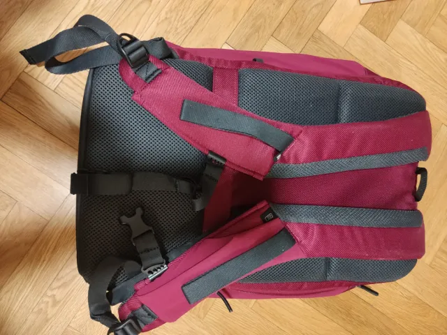 Mochila senderismo Quechua color burdeos 23 litros