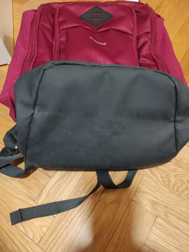 Mochila senderismo Quechua color burdeos 23 litros