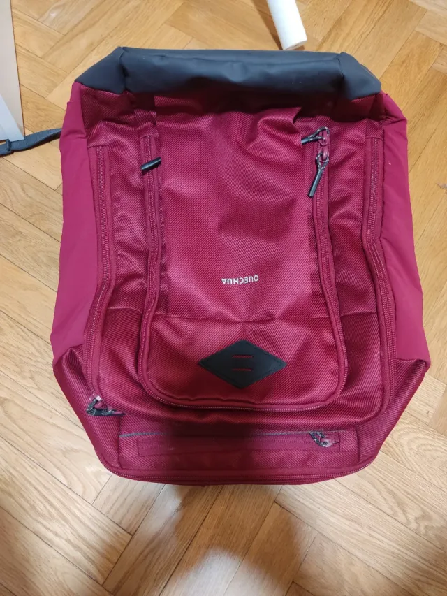 Mochila senderismo Quechua color burdeos 23 litros