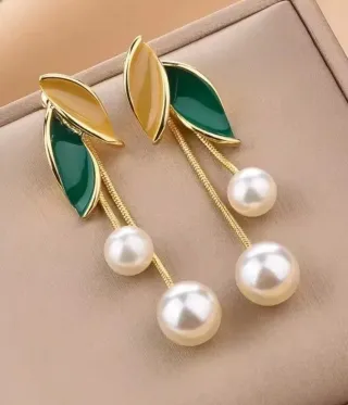Pendientes elegantes hoja y perla dorados