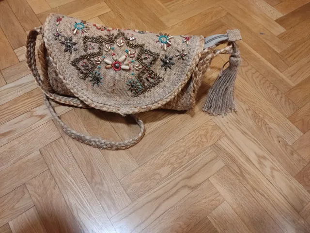 Bolso bandolera de yute bordado