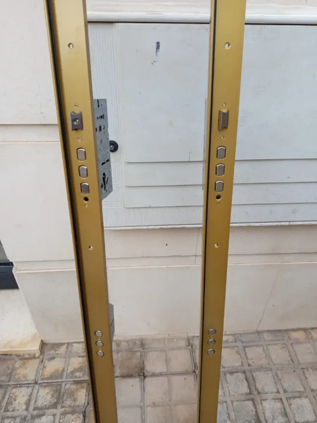 Cerradura de seguridad dorada