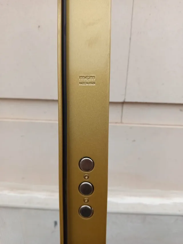 Cerradura de seguridad dorada