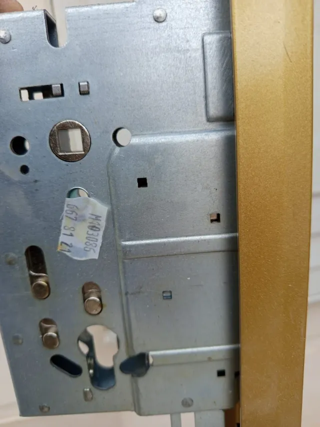 Cerradura de seguridad dorada