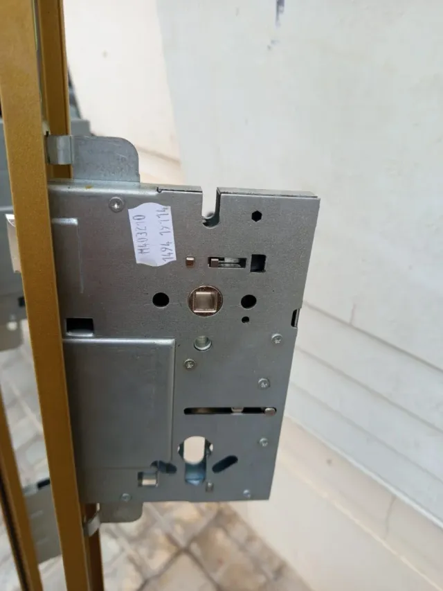 Cerradura de seguridad dorada