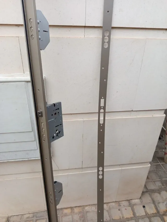 Cerradura de seguridad dorada