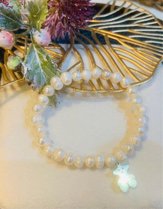 Pulsera perlas blancas con osito