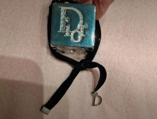 Bálsamo labial Dior con colgante D