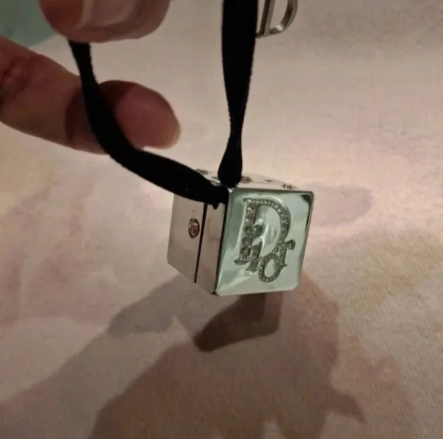 Bálsamo labial Dior con colgante D