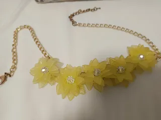 Collana con fiori gialli e strass