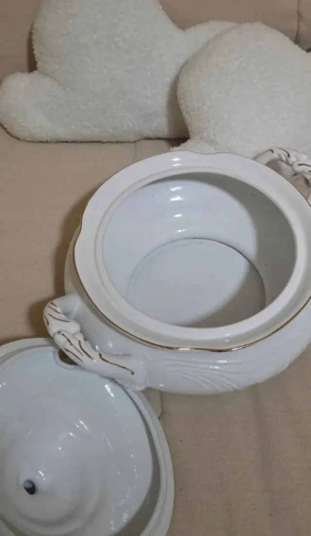 Sopera de cerámica blanca y dorada