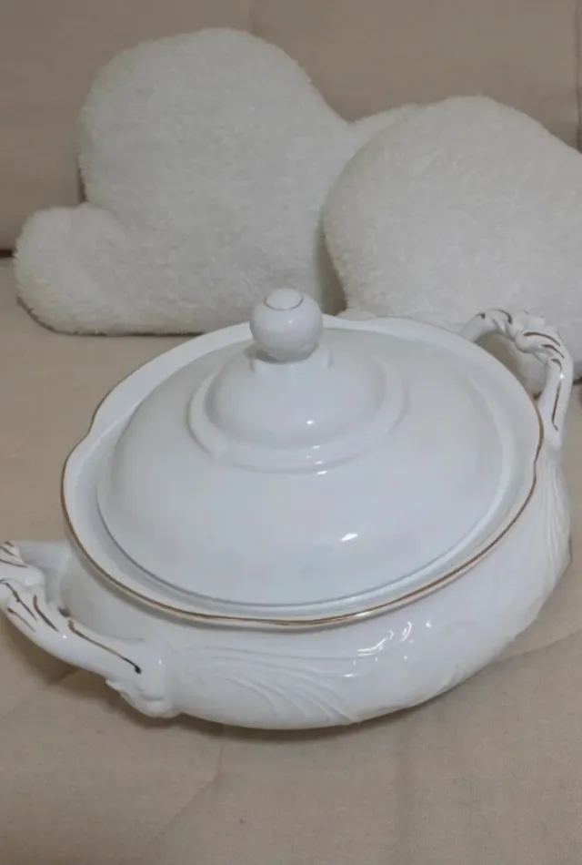 Sopera de cerámica blanca y dorada