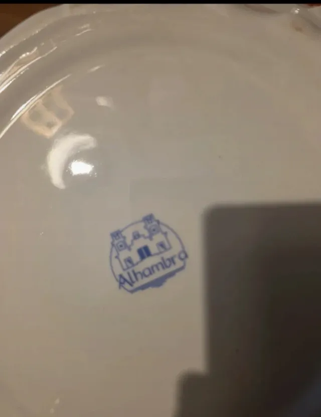 Sopera de cerámica blanca y dorada