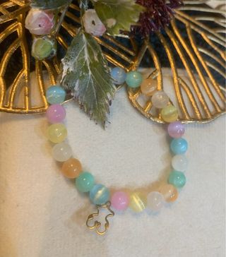 Pulsera multicolor con charm de oso para niña