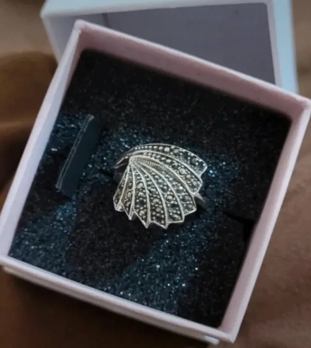 Anillo de Plata con Diseño de Concha