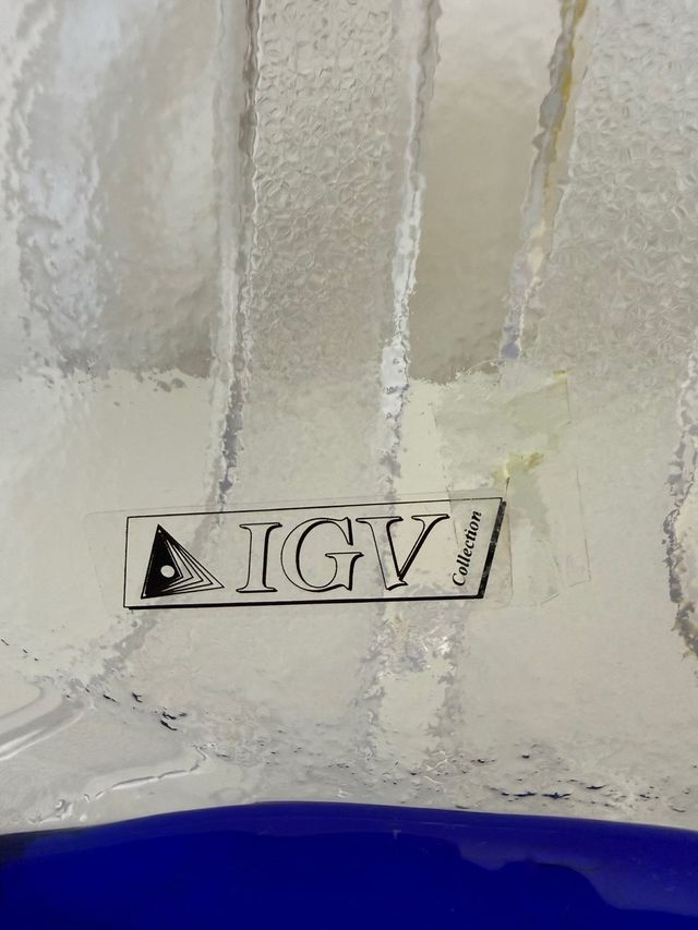 Piatto in vetro soffiato con decorazioni blu