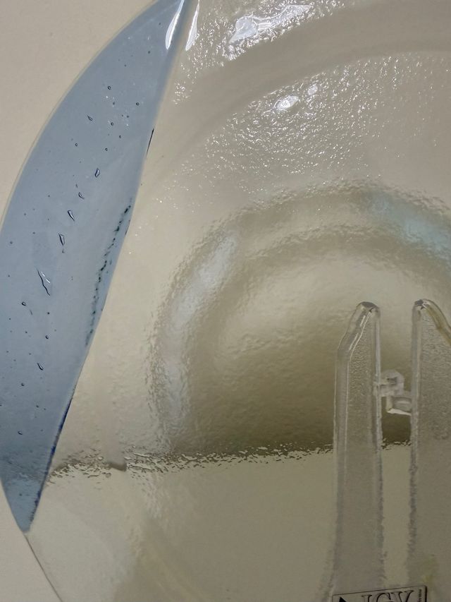 Piatto in vetro soffiato con decorazioni blu