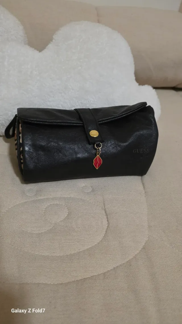 Neceser Guess Negro con Colgante