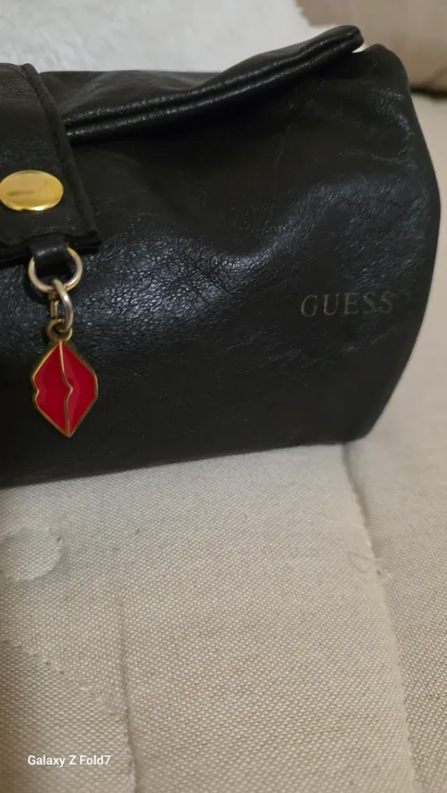 Neceser Guess Negro con Colgante