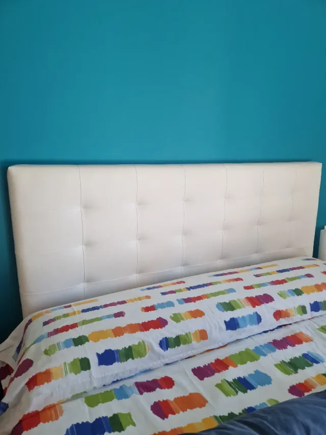 Cabezal de cama blanco capitoné