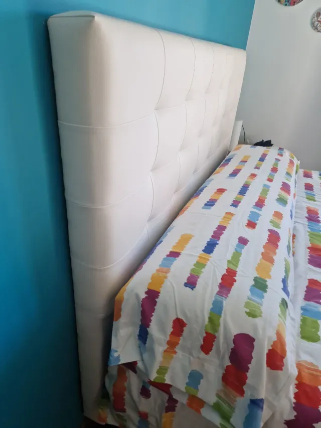 Cabezal de cama blanco capitoné